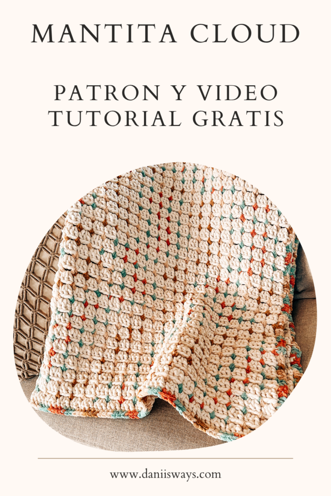 Una imagen para Pinterest con la foto de una mantita tejida a crochet en color crema con puntos de colores que lee "mantita cloud, patron y video tutorial gratis"