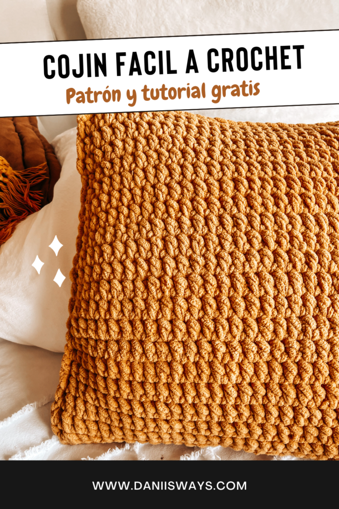 Una imagen de pinterest de un cojín a crochet con textura de color mostaza que lee "cojin fácil a crochet"