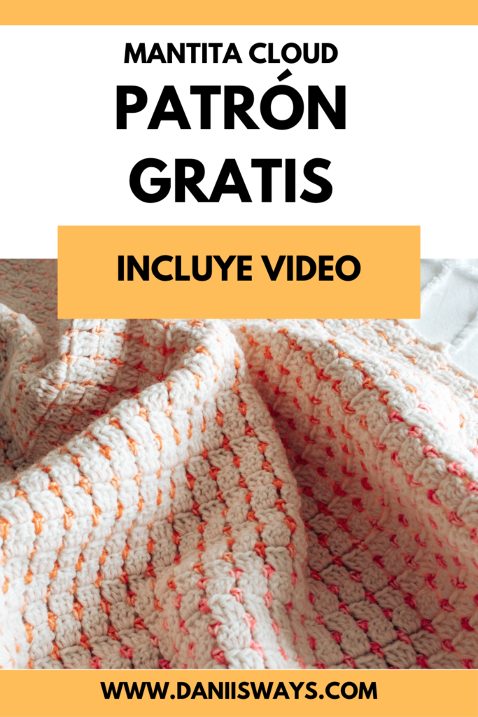 Una imagen de pinterest con una manta a crochet sobre una cama. La imagen lee "Mantita cloud, patrón gratis"